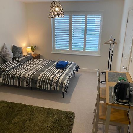 Very Large Double Room With Corner Sofa, Sky Tv, Netflix Etc, Fridge And Microwave Newhaven Dış mekan fotoğraf