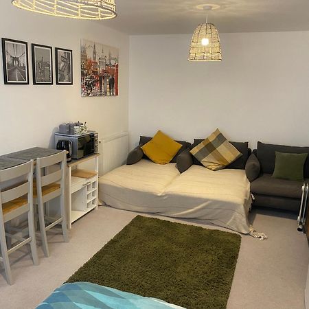 Very Large Double Room With Corner Sofa, Sky Tv, Netflix Etc, Fridge And Microwave Newhaven Dış mekan fotoğraf