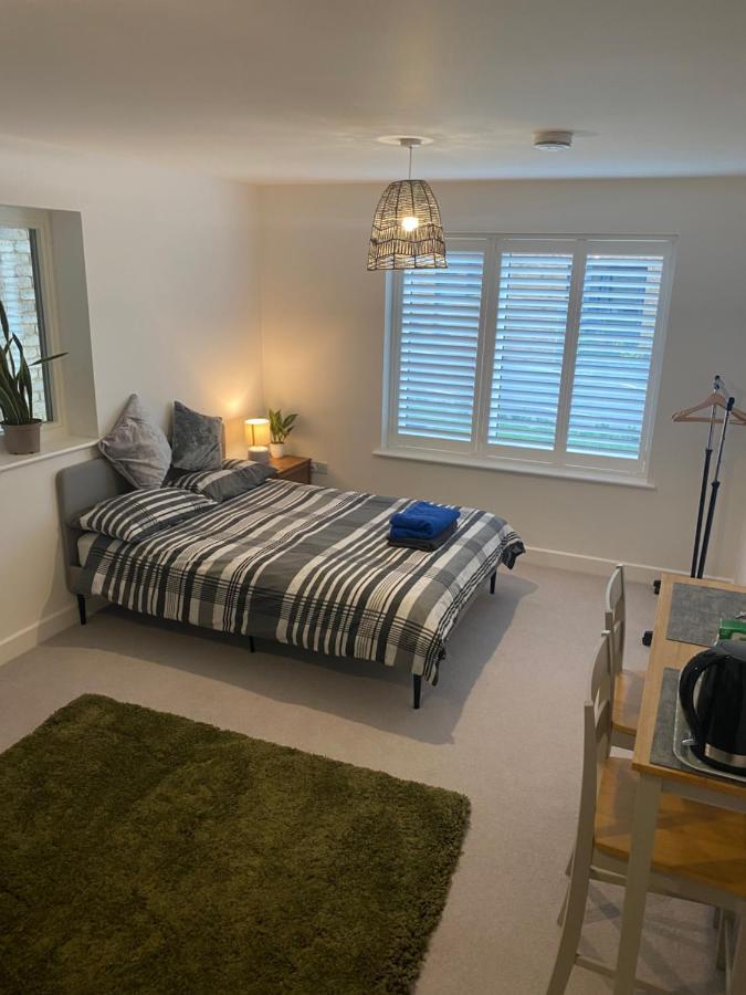 Very Large Double Room With Corner Sofa, Sky Tv, Netflix Etc, Fridge And Microwave Newhaven Dış mekan fotoğraf
