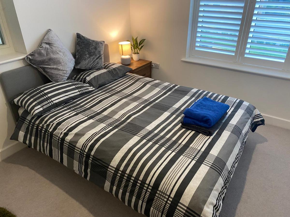 Very Large Double Room With Corner Sofa, Sky Tv, Netflix Etc, Fridge And Microwave Newhaven Dış mekan fotoğraf