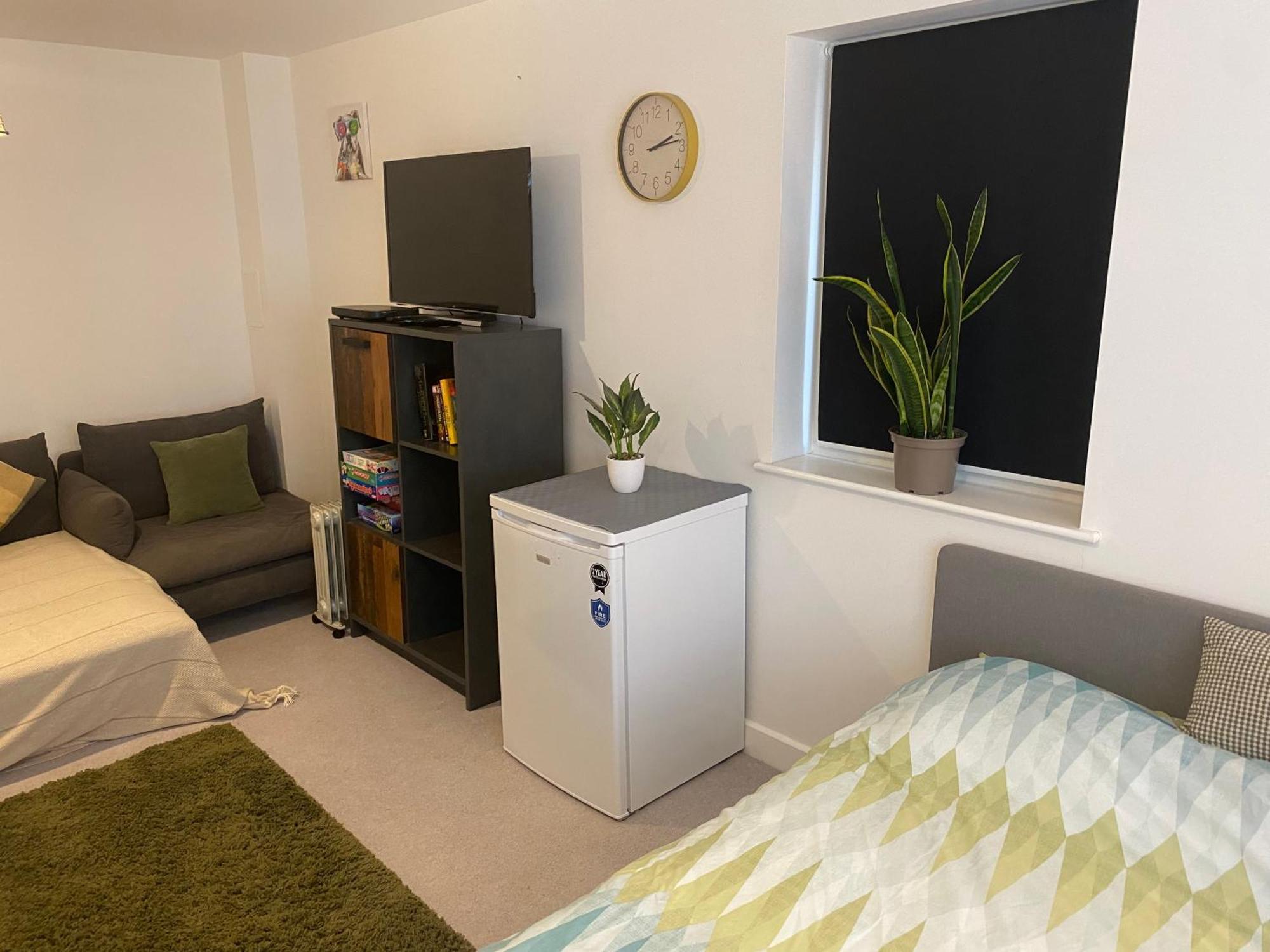 Very Large Double Room With Corner Sofa, Sky Tv, Netflix Etc, Fridge And Microwave Newhaven Dış mekan fotoğraf
