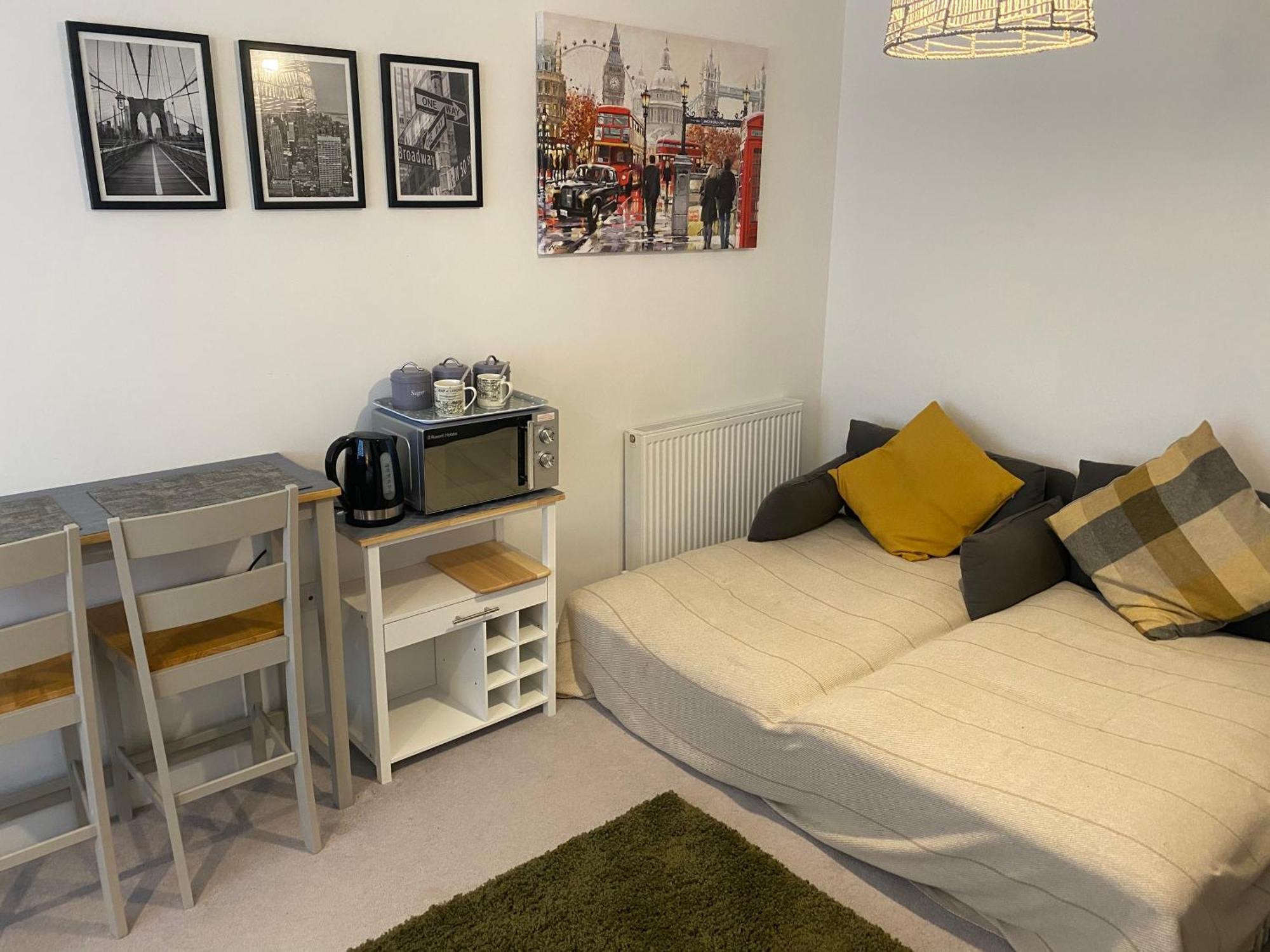 Very Large Double Room With Corner Sofa, Sky Tv, Netflix Etc, Fridge And Microwave Newhaven Dış mekan fotoğraf